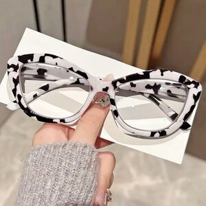 Stylish Black and White Cat-Eye Reading Glasses +2.50